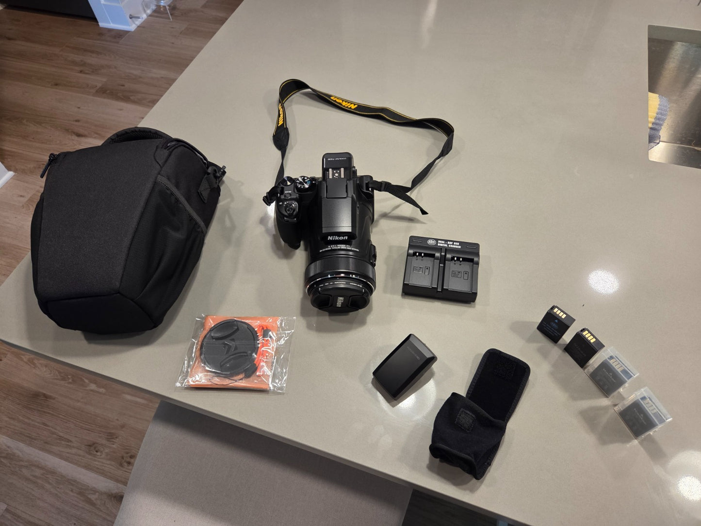Nikon Coolpix P1100 / Red Dot / 128GB SD / Case / Filter / 5x Battery / Charger