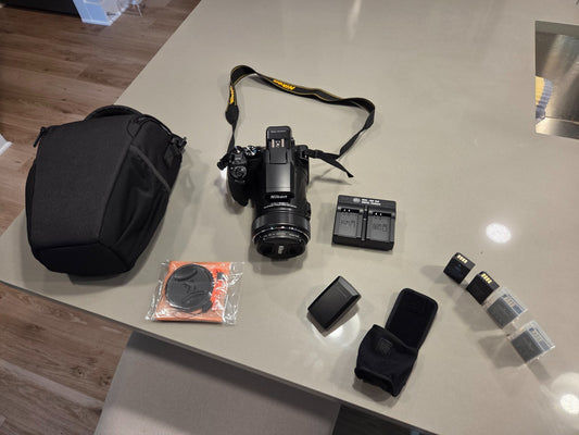 Nikon Coolpix P1100 / Red Dot / 128GB SD / Case / Filter / 5x Battery / Charger